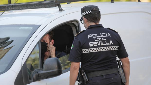 Un centenar de denuncias y una agresión a un policía durante el toque de queda en Sevilla capital