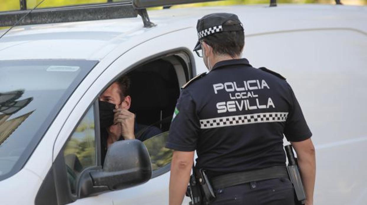 Foto de archivo de un control de la Policía Local en Sevilla