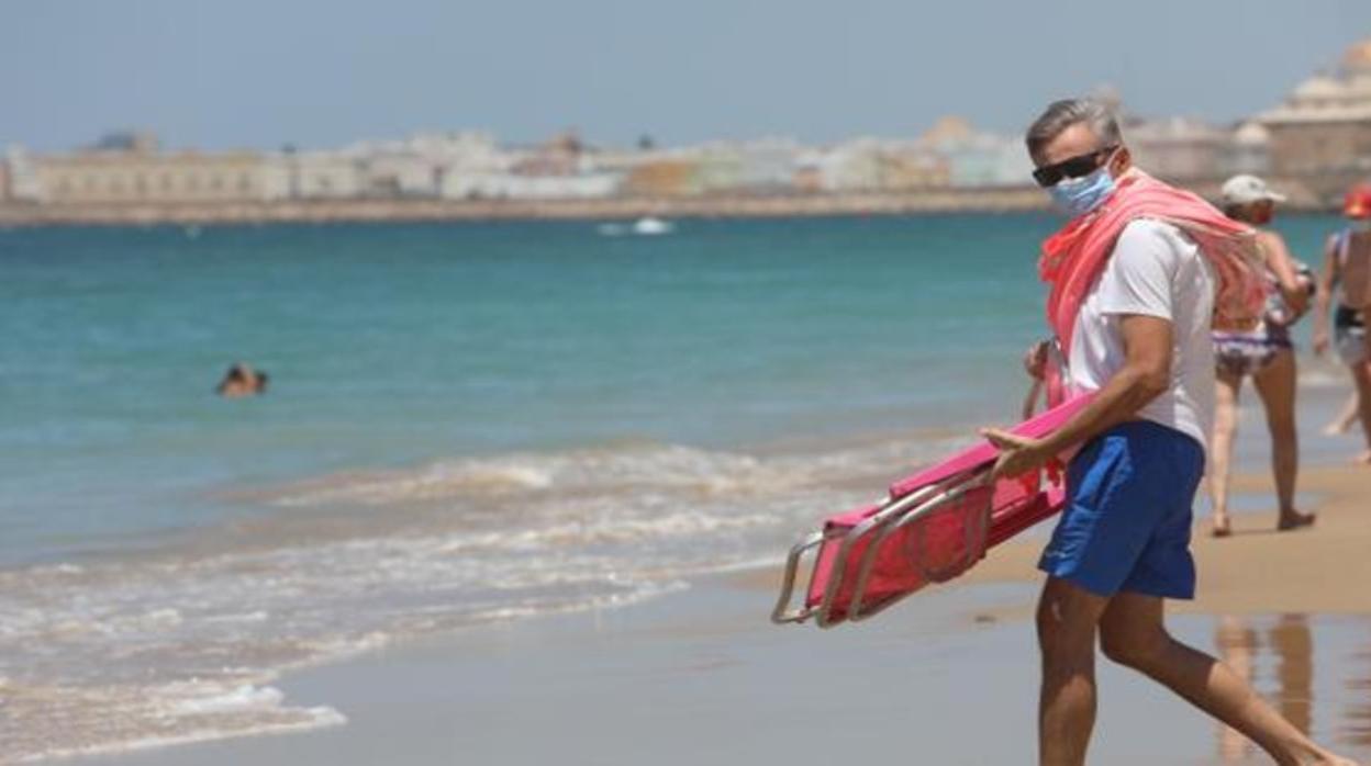 La mascarilla, elemento de protección indisplensable también en la playa