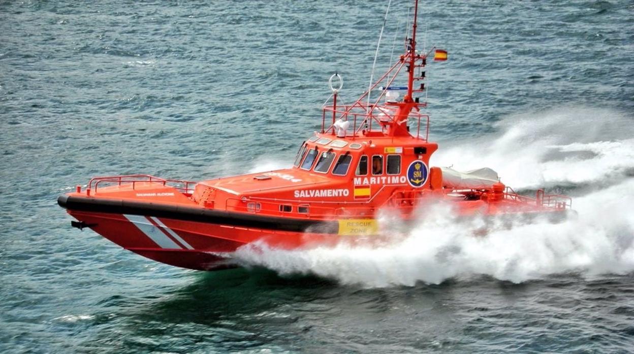 Trasladan al puerto de Algeciras a nueve personas rescatadas de dos pateras &#039;toy&#039;