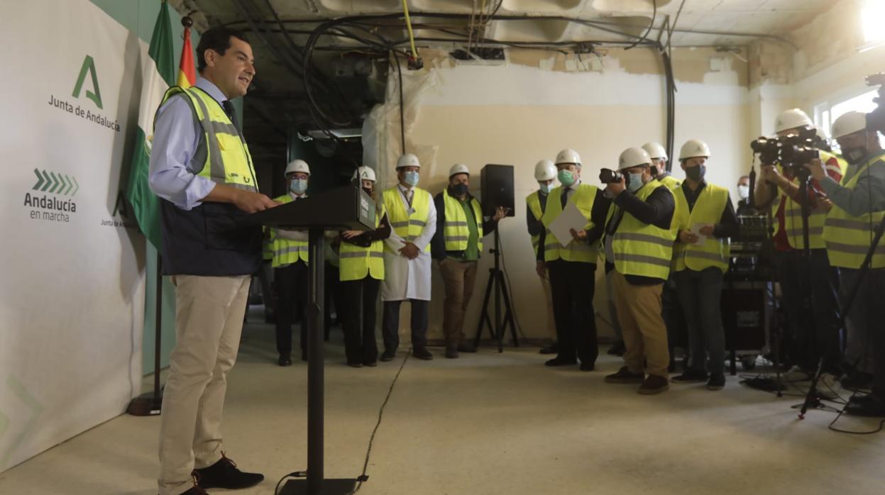 El presidente de la Junta de Andalucía, Juanma Moreno, en su visita al Hospital de Puerto Real.