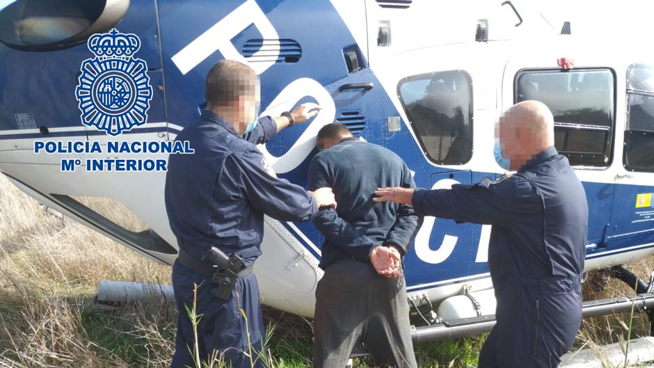 Arriesgada y exitosa persecución de un helicóptero a unos narcos en el Estrecho