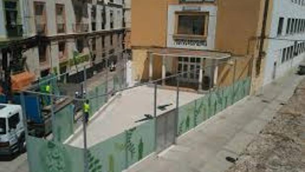 El Ayuntamiento culmina la colocación del toldo para cubrir el patio del CEIP Celestino Mutis