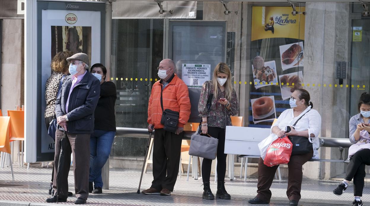 Usuarios esperando el autobús en la Avenida