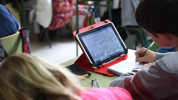 Los colegios Carola Ribed, Reyes Católicos, Gadir y Campo del Sur de Cádiz reciben tablets para el refuerzo de los alumnos