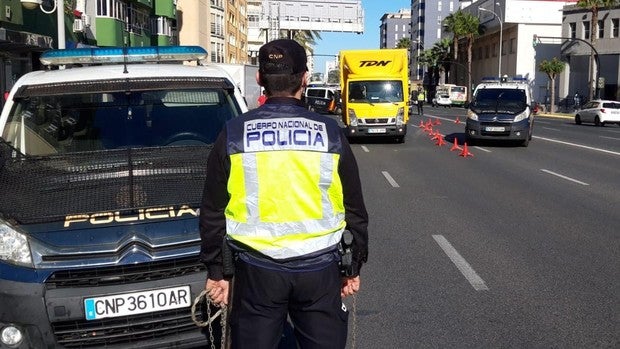 Coronavirus: La Policía establece controles en los accesos a Cádiz para evitar los desplazamientos