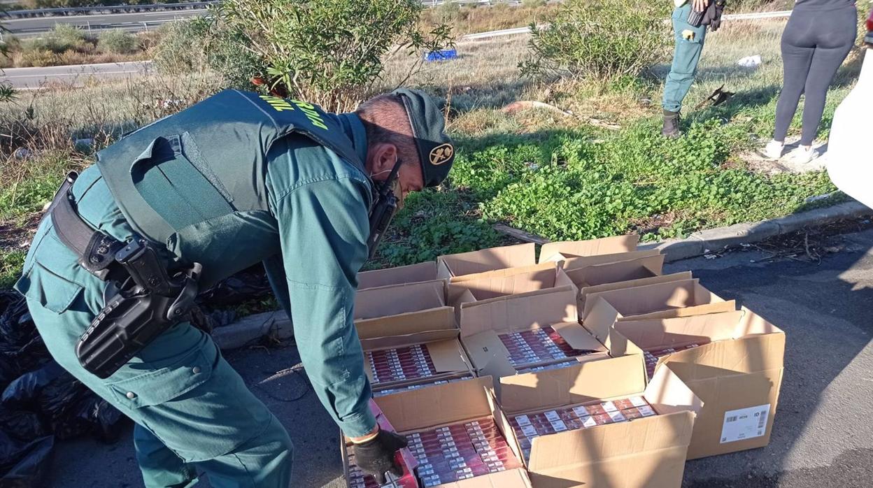 Intervenidas 3.500 cajetillas de tabaco de contrabando ocultas en un vehículo en la A-381