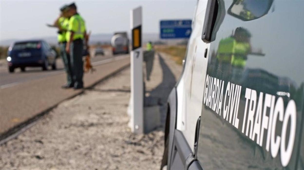 Investigan a la conductora de un coche tras tener dos accidentes, huir y no pasar la prueba de alcohol