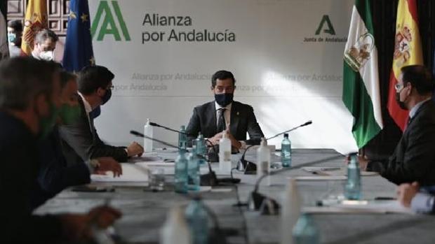 Moreno anuncia 660 millones de euros para ayudar a empresarios y autónomos