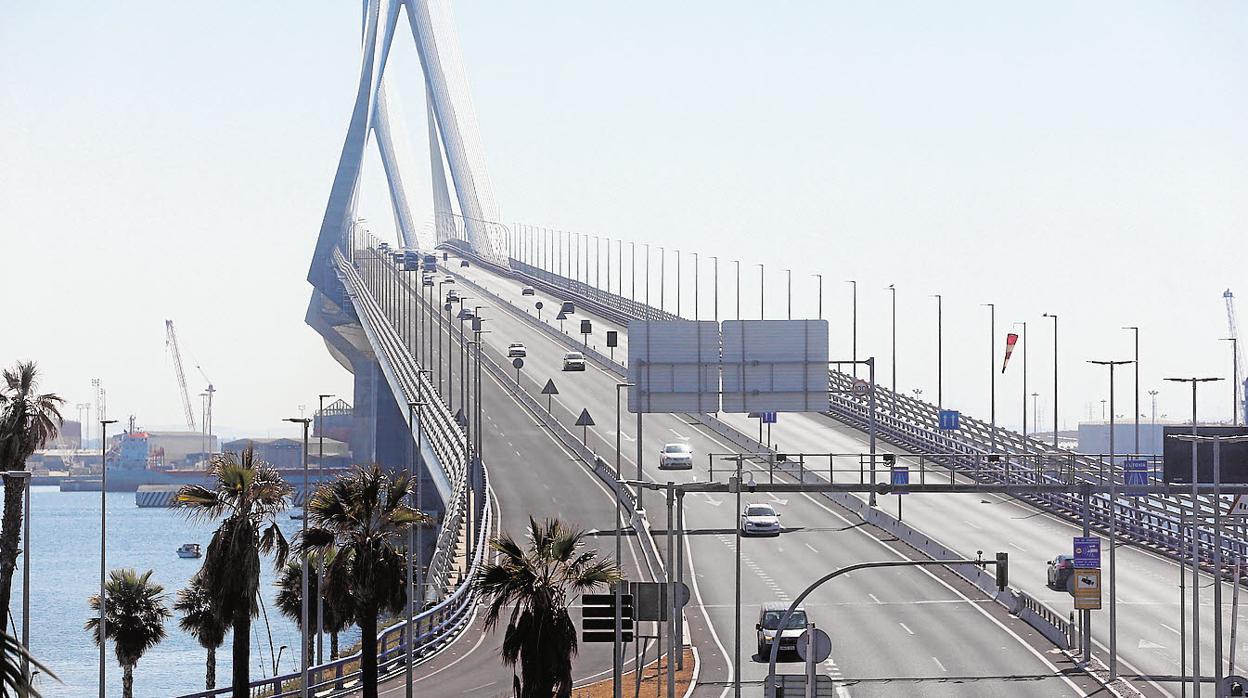 En primer término, los pórticos del radar de tramo del segundo puente