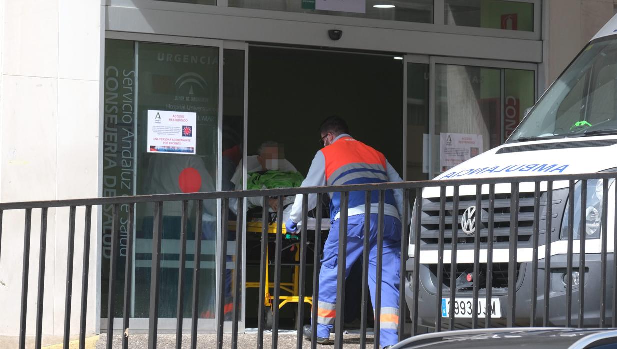 Una ambulancia llega al Hospital Universitario Puerta del Mar de Cádiz.