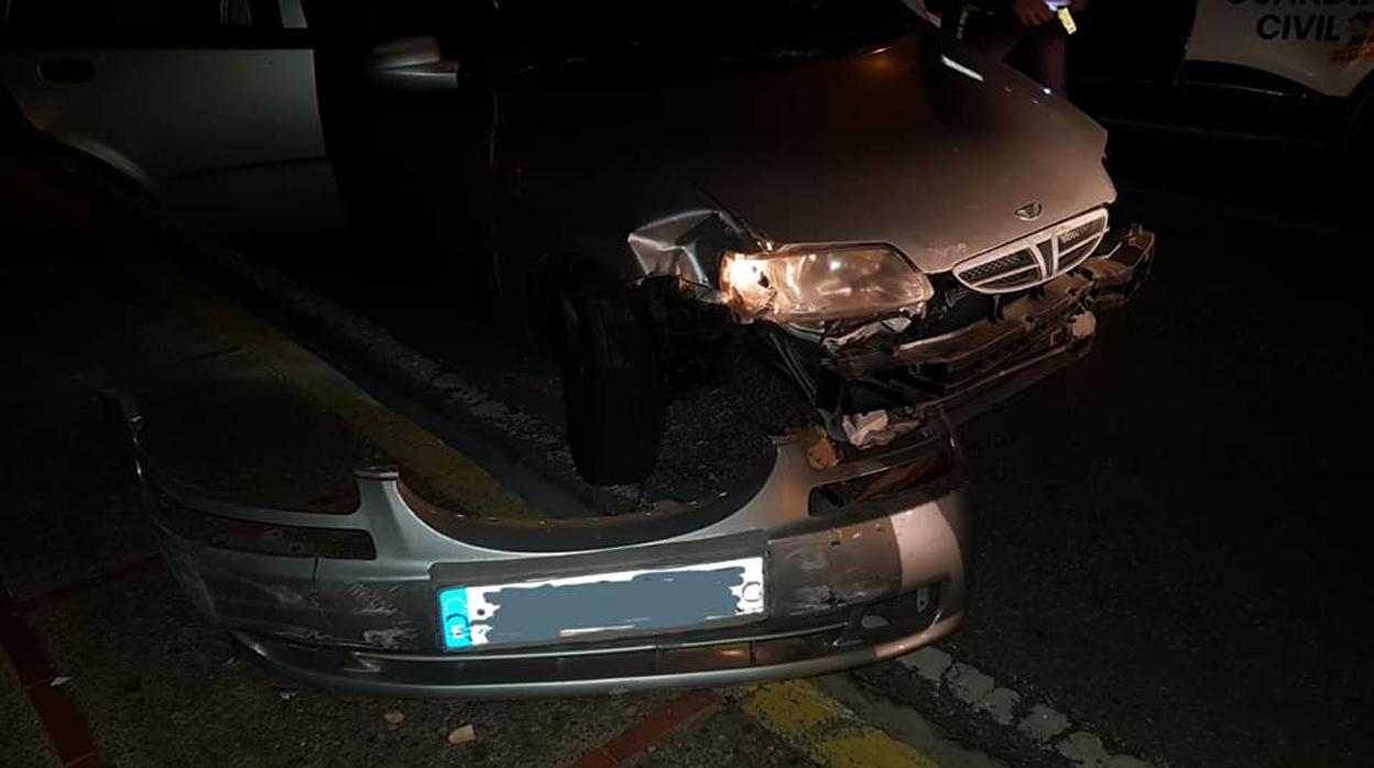 El vehículo, detrozado tras el accidente cuando huía de la Guardia Civil.