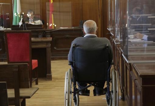 El cuarto acusado, el abuelos de los «Caseros», durante el primer día de juicio