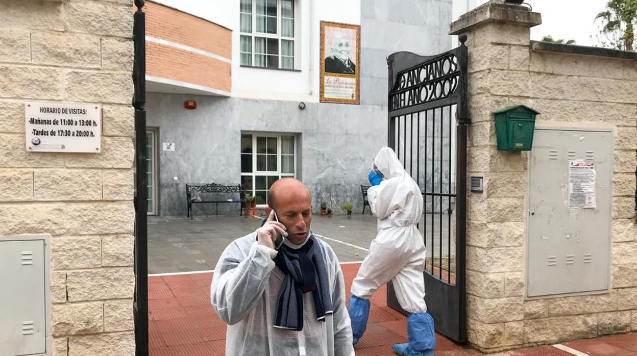 El alcalde de Alcalá del Valle, Rafael Aguilera, durante el brote de su residencia municipal en abril.