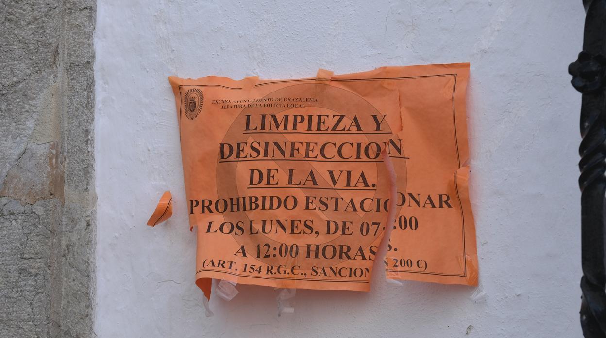 Cartel anunciando desinfecciones en Grazalema.