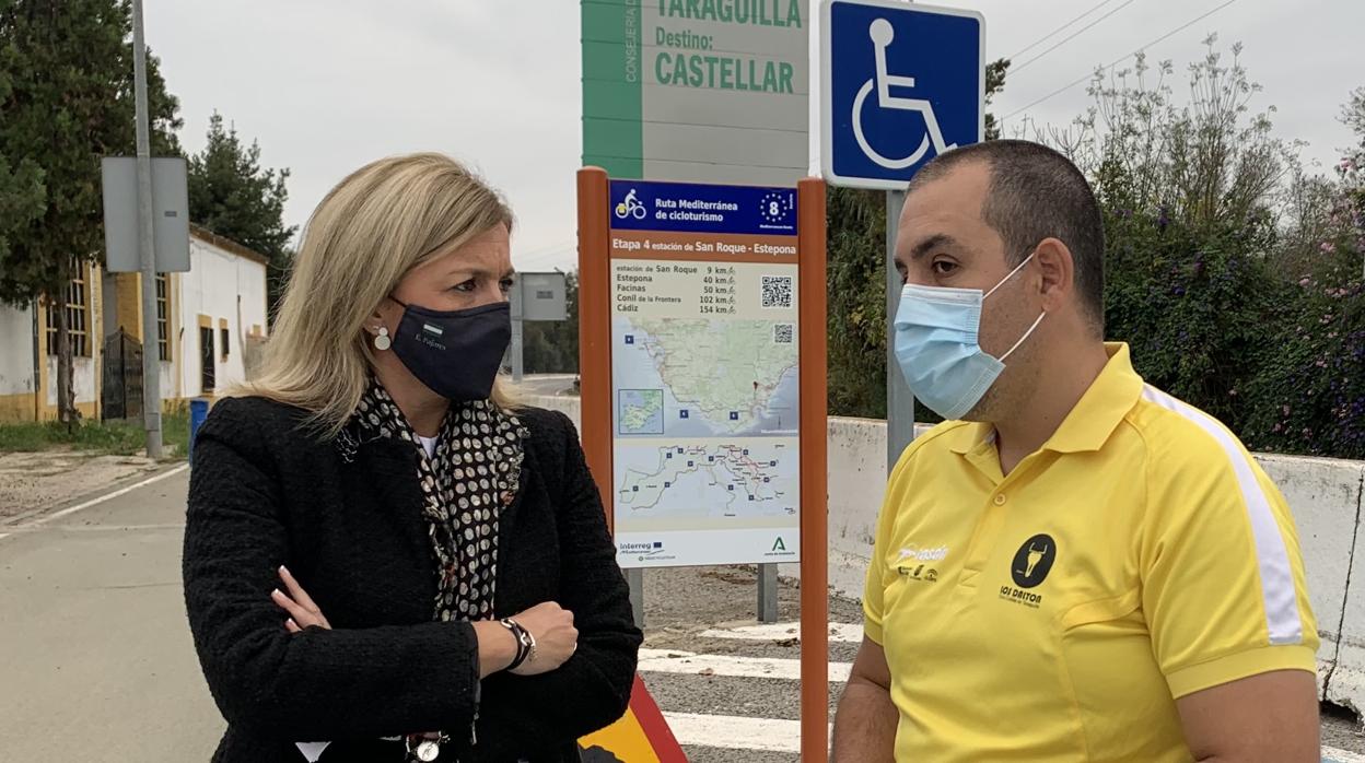 Eva Pajares conoce las necesidades de los ciclistas en la A-405 a través del Club Los Dalton