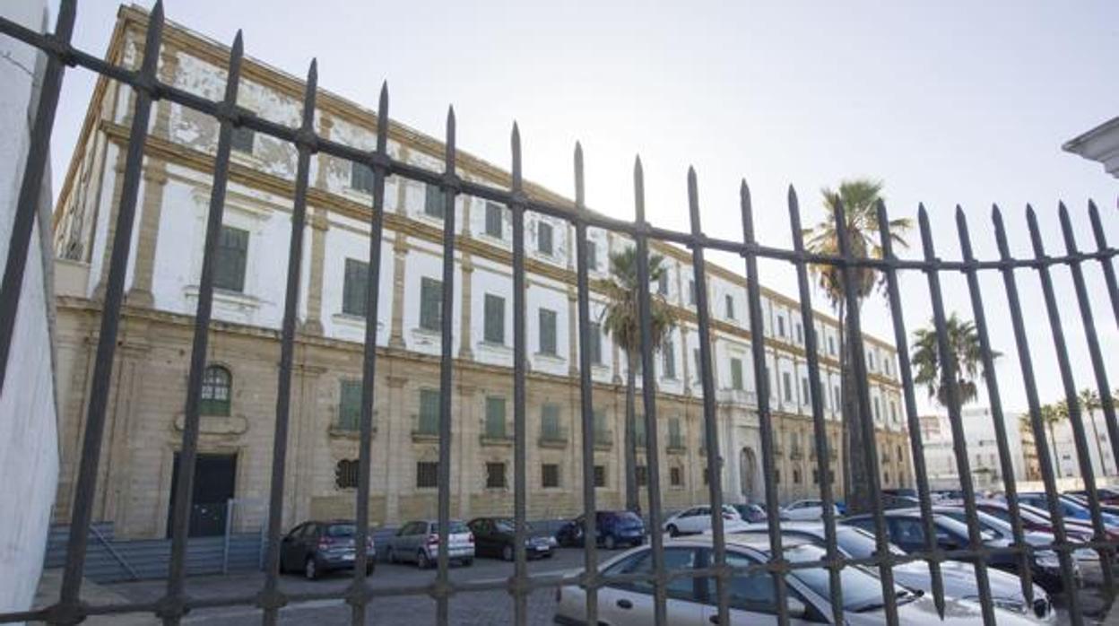 La Universidad de Cádiz deja claro que no renuncia a Valcárcel