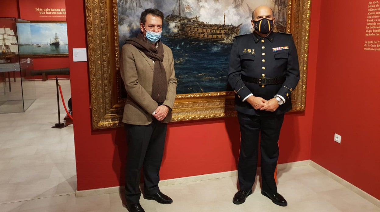 Augusto Ferrer-Dalmau y el coronel Miguel Antonio Flores junto a la obra 'El último combate del Glorioso'