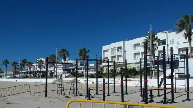 Instalan un parque de Kalistenia en la Playa del Carmen en Barbate