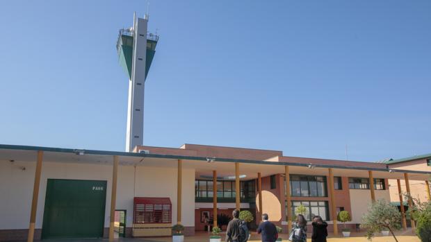 Un preso agrede a dos funcionarios en la cárcel de Morón