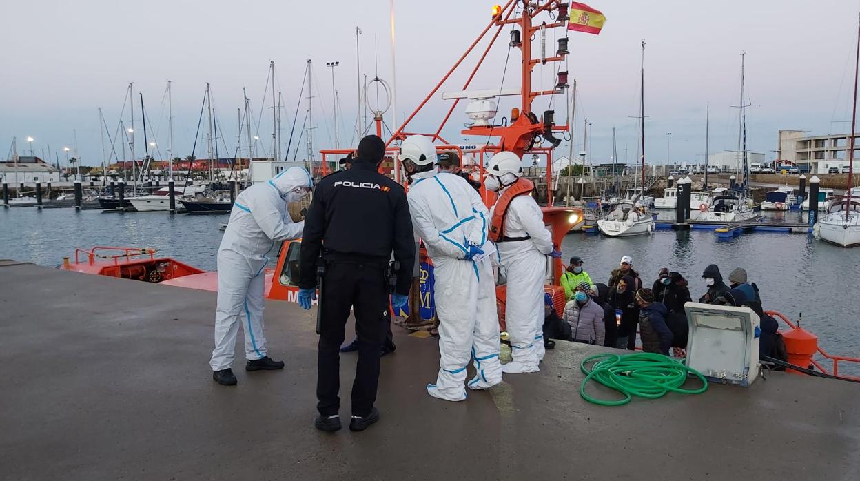 Rescatadas 29 personas en una patera frente a Costa Ballena