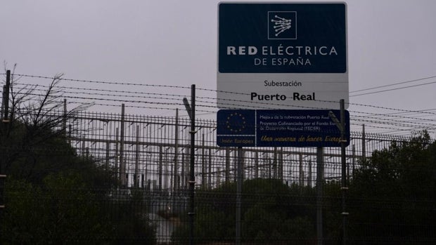 El impacto de un rayo alcanzó a uno de los interruptores de la subestación de Puerto Real