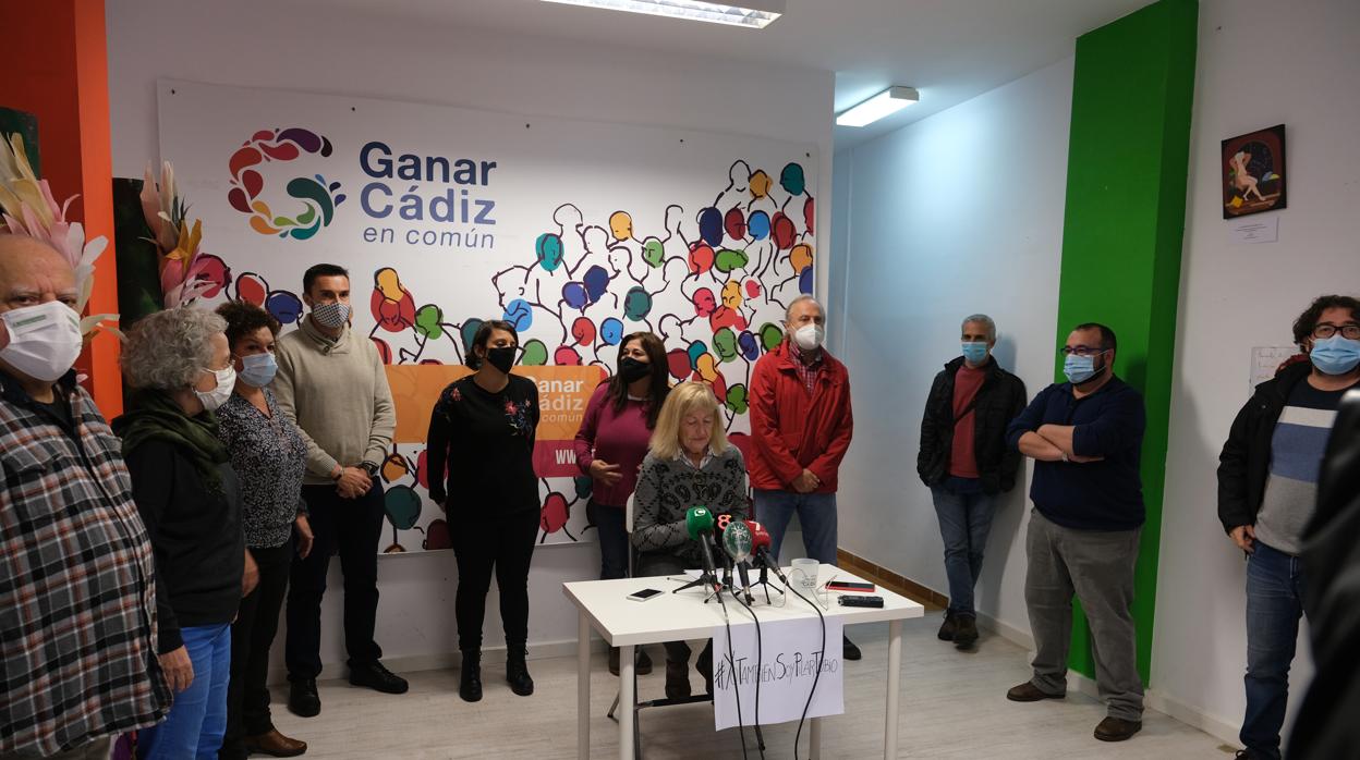 Los concejales de Ganar Cádiz en Común, en apoyo a Pilar Tubío en la condena por el Caso Matadero.