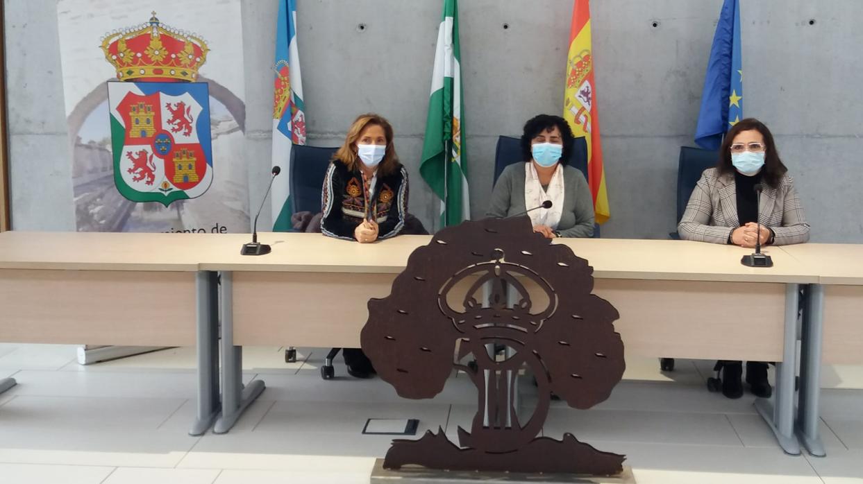 La alcaldesa de La Luisiana junto a las delegadas provinciales de Educación y Empleo