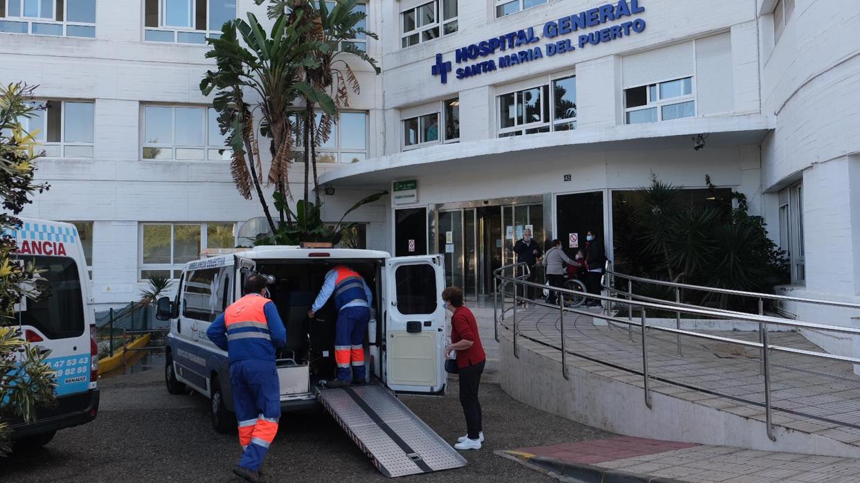 Varios sanitarios, a la entrada del hospital de El Puerto de Santa María.