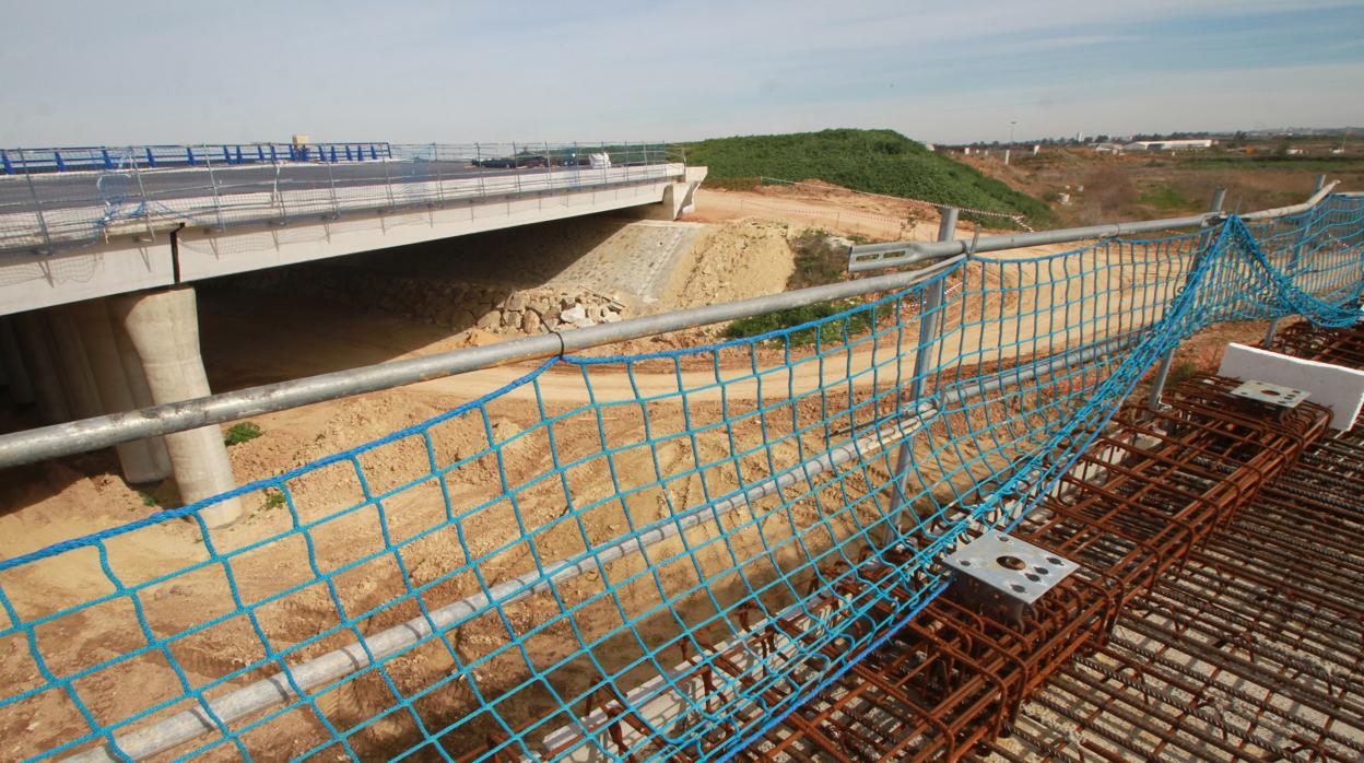 Obras de la SE-40 a la altura de Coria, donde queda el paso del río