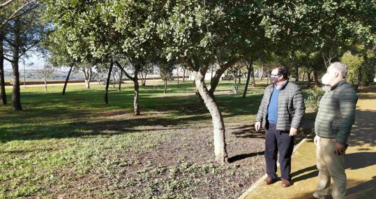 Visita del alcalde y del delegado de Parques y Jardines de Carmona al parque del Almendral