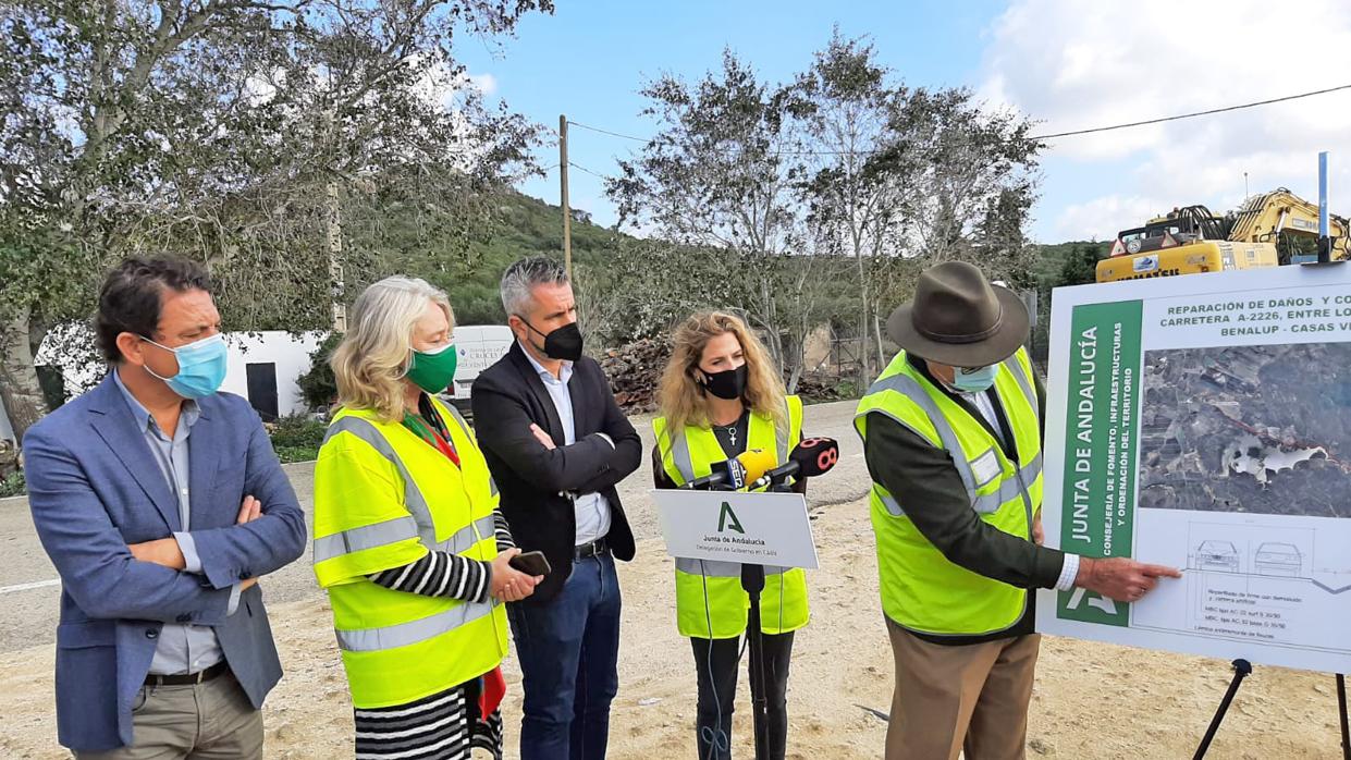 La delegada de la Junta en Cádiz, Ana Mestre, tras visitar la Carretera del Castaño