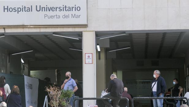 Coronavirus: Cádiz sigue sin bajar de las 300 hospitalizaciones por Covid y aumentan los pacientes graves