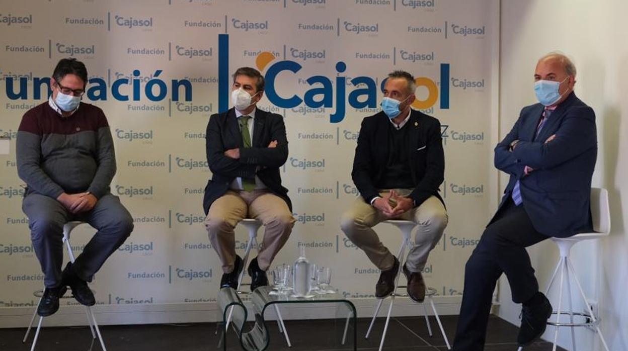 Contertulios debatiendo sobre cómo será la Semana Santa en la Fundación Cajasol