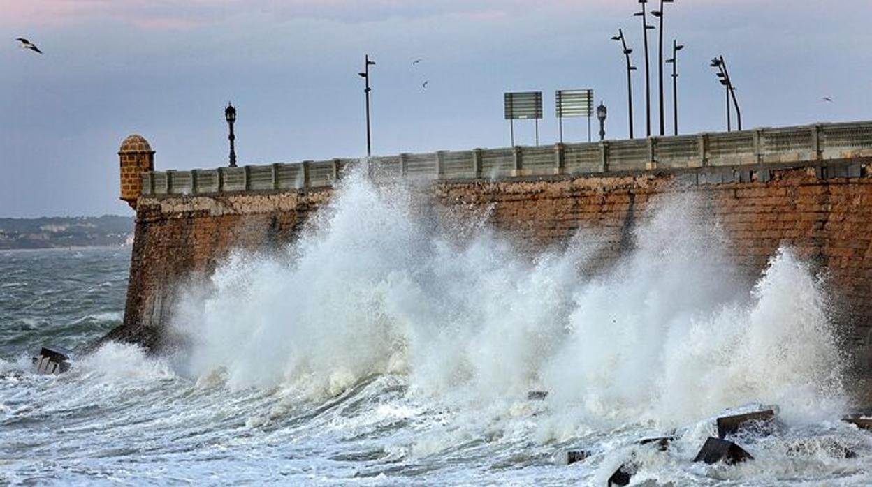 El Tiempo en Cádiz: La tormenta Dora pone en alerta amarilla a Cádiz por viento y oleaje