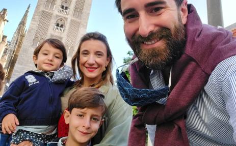 Manuel y Cristina, con sus hijos Pablo y Gonzalo.