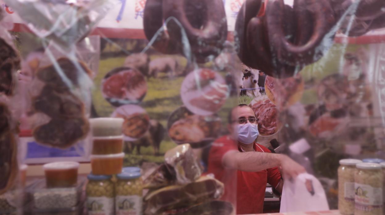 Una carnicería en el Mercado Virgen del Rosario de Cádiz.