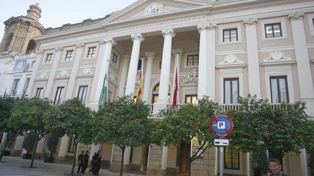 El Ayuntamiento de Cádiz oferta dos plazas de auxiliar técnico polivalente y una de trabajador social