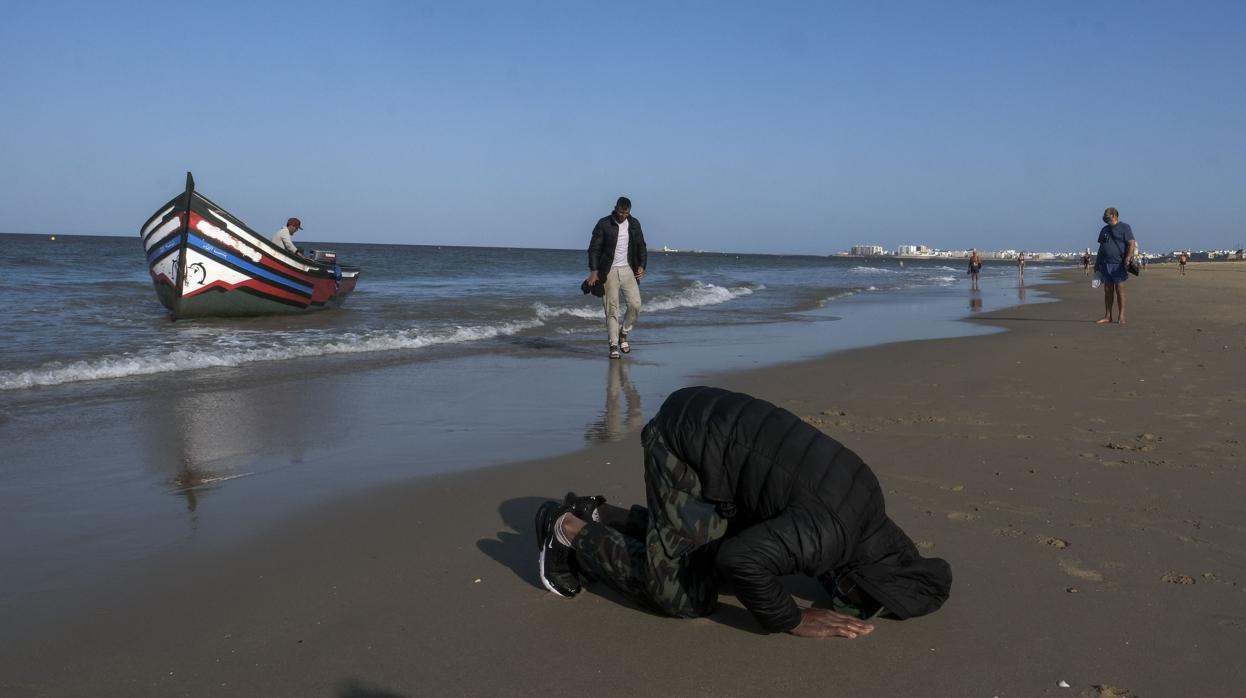 Una patera llega a la playa de Cádiz.