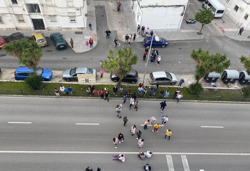 Los vecinos saltan a la avenida de Sanlúcar.