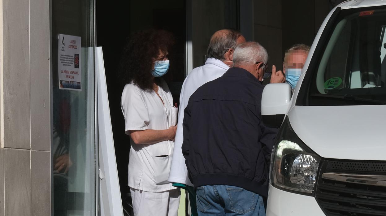 Sanitarios en el acceso a un hospital gaditano.