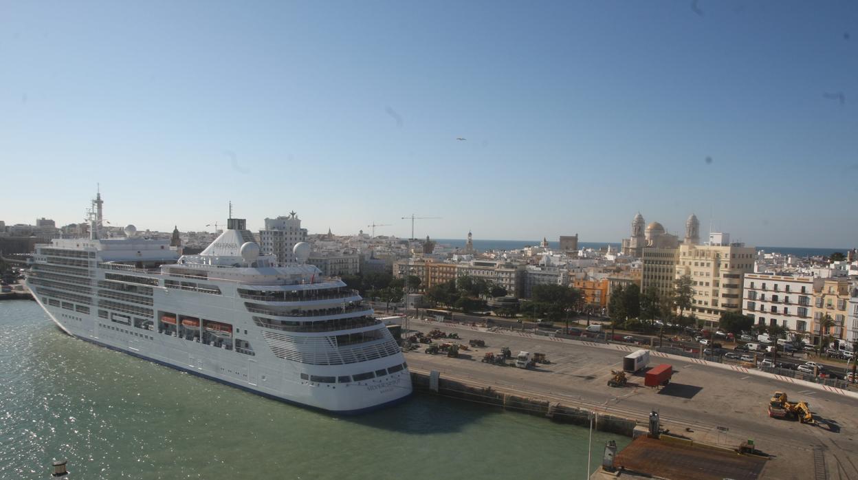 Los cruceros llevan casi un año sin aparecer por los muelles del puerto de Cádiz, debido a la pandemia