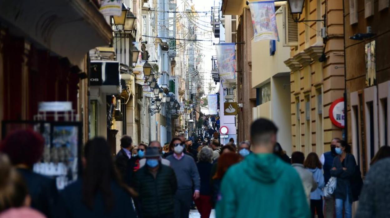 Gente paseando por Cádiz.