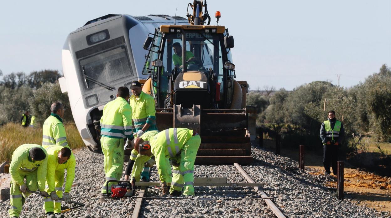 Operarios intervienen en la vía después del accidente de tren en Arahal en 2017