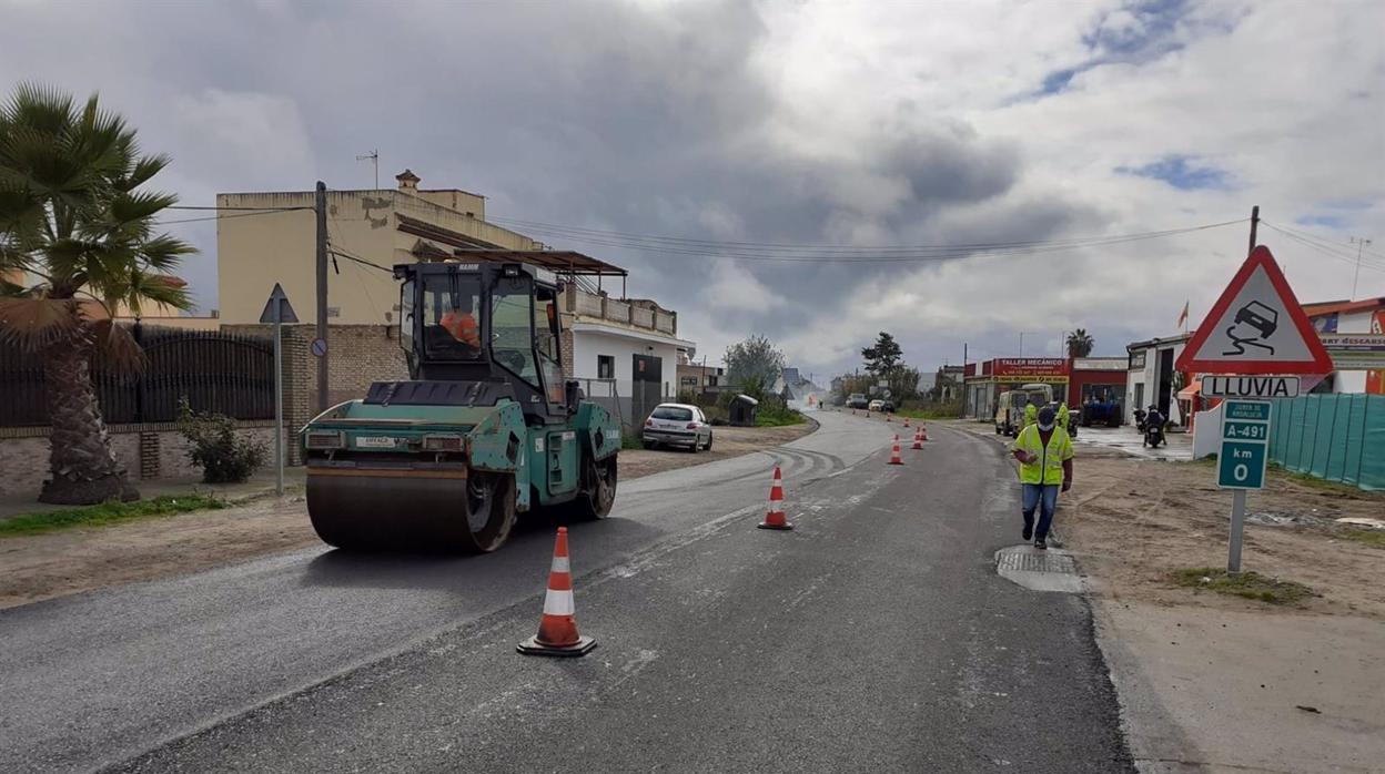 La Junta mejora el firme de la carretera A-491 en Chipiona