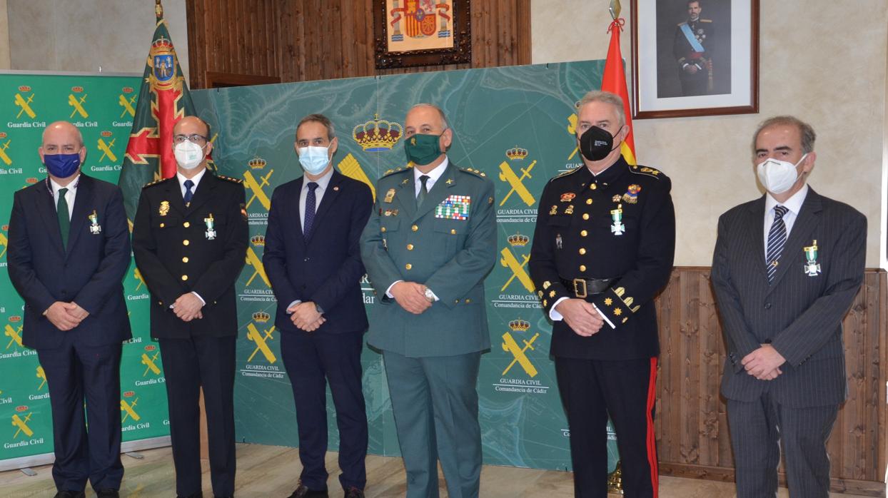 Imagen de los condecorados junto al subdelegado José Pacheco y el coronel Jesús Núñez