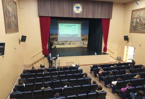 El delegado del gobierno para la Zona Franca imparte una conferencia en el colegio San Felipe Neri