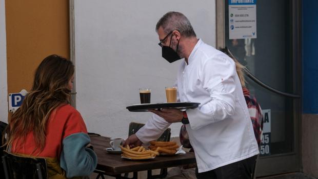 Horeca Cádiz suspende las movilizaciones y pide perdón a Juanma Moreno