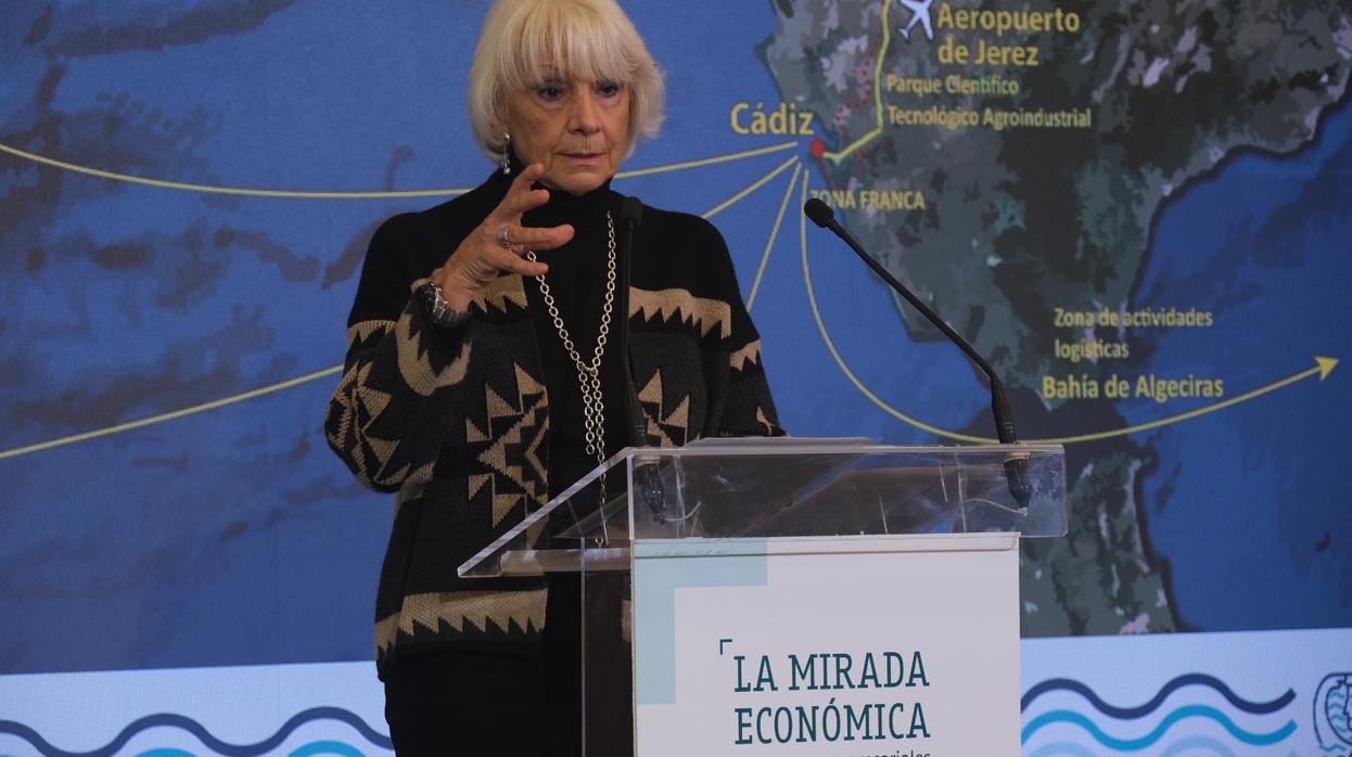 Teófila Martínez, durante su ponencia sobre el Puerto de Cádiz en el ciclo La Mirada Económica.