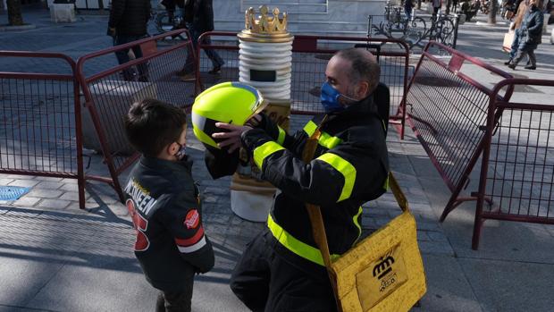 Los niños gaditanos entregan sus cartas para los Reyes Magos